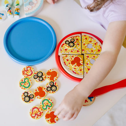 Set de pizza y pastel de cumpleaños de madera de Mickey Mouse de Disney de Melissa & Doug (Embalaje de comercio electrónico)