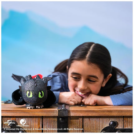 DreamWorks Dragons How to Train Your Dragon, Hug and Glide Toothless Plush Toy, 30,5-cm Dragon Stuffed Animal, Kids Toys for Boys Ages 4 and Up