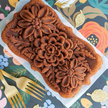 Nordic Ware Molde para Pan con Diseño de Flores Silvestres, Molde Original de Aluminio Fundido, Molde Bundt Cake con Diseño Floral, Molde para Tartas Fabricado en EE. UU., Color: Caramelo, Capacidad de 6 Tazas