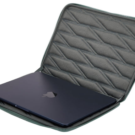 Thule MacBook 14 inch protective case - Hard outer protection - Padded interior to prevent scratches and damage - Use in case
