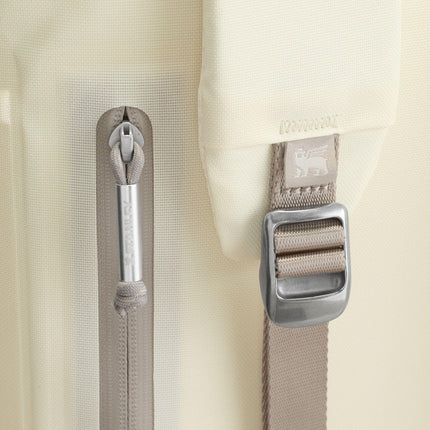 Sac à dos isotherme souple Stanley All Day Madeleine Midi, 14 L | Glacière de 20 canettes avec poignée et bandoulières | Maintient au frais pendant une journée | Sac de voyage isotherme avec fermeture éclair | Sans BPA | Crème
