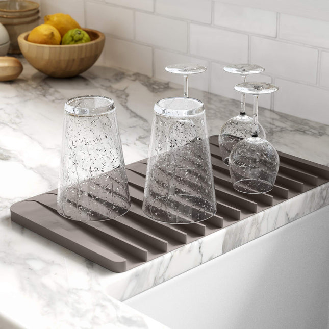 Tapis de séchage ou dessous-de-plat Kraus en silicone auto-drainant pour comptoir de cuisine, marron, KDM-10BR