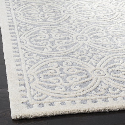 Safavieh Medallion Indoor Hand Tufted Rectangle Area Rug, Cambridge Collection, CAM123, in Silver / Ivory, 91 X 152 cm for Living Room, Bedroom or Any Indoor Space