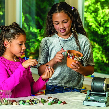 Kit de polissage de pierres National Geographic Hobby Rock Tumbler - Polisseur de pierres pour enfants et adultes, baril à réduction de bruit, grains de polissage, 1,1 kg de pierres précieuses brutes et mélange de jaspe, excellent kit de passe-temps STEM