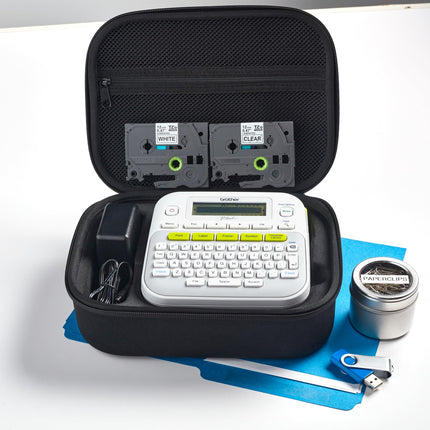 La rotuladora Brother PT-D210SV (paquete extra) incluye estuche protector, adaptador y dos muestras de cintas originales TZe para mayor valor.