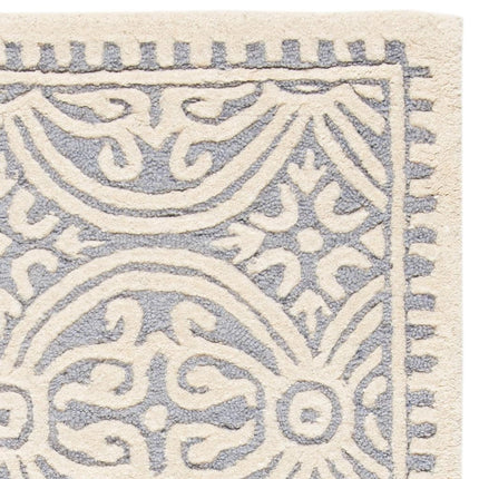 Safavieh Medallion Indoor Hand Tufted Rectangle Area Rug, Cambridge Collection, CAM123, in Silver / Ivory, 91 X 152 cm for Living Room, Bedroom or Any Indoor Space