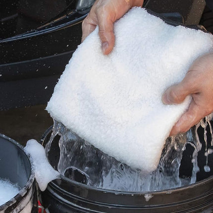 Meguiar's Microfiber Wash Mitt, Super-Thick, Reusable Wash Mitt for Ultimate Finish, Safe on Clear Coats, Leaving You with A Show Car Finish, 1 Pack - X3002