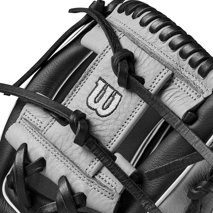 Guante de béisbol Wilson 2024 A700 de 11.5" para infield - Negro/Plata/Blanco, Lanzamiento con mano derecha