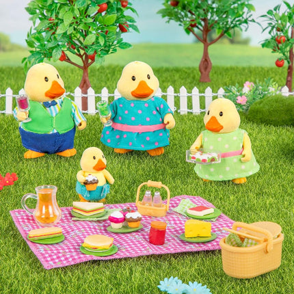 Li'l Woodzeez Picnic Playset, 29 Pieces with Bear, Basket & Blanket, Themed