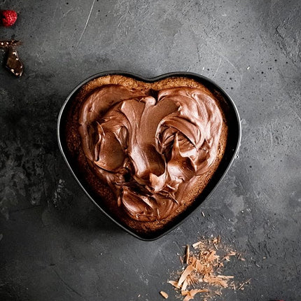 MasterClass 22.5 cm Heart Shaped Cake Tin with Loose Base, Springform Clasp & PFOA Non Stick Coating, Robust 1 mm Carbon Steel, 9 Inch Pan