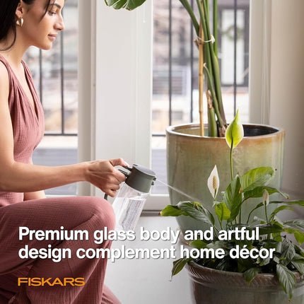 Fiskars 2-in-1 Mist & Pour Watering Carafe, Glass Plant Mister with Thumb Pump Sprayer, Precision Spout for Indoor Gardening, 17 oz Capacity, Modern Décor Style, Clear