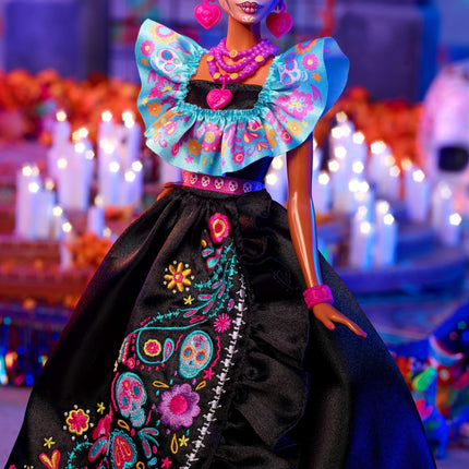 Barbie Signature Muñeca, Colección Día de Muertos 2024, con Vestido Negro, Top de Volantes Azul, Estampado Bordado y Accesorios Coloridos, HRM72