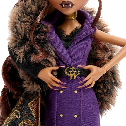 Poupée Monster High, collection Clawdeen Wolf House of Wolf avec manteau en jacquard de fausse fourrure, robe-blazer violette, pantabottes et accessoires dorés