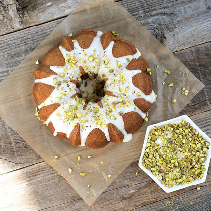 Nordic Ware 50148 12-Cup Pan Original Cast Aluminium, Bundt Tin with Fluted Pattern, Cake Mould Made in The USA, 2.8 liters, Bronze