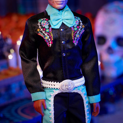 Muñeco Ken de Colección Barbie Signature 2024 Día de Muertos con Traje Negro y Acentos Celeste, Sombrero y Accesorios de Cinturón, HRM73