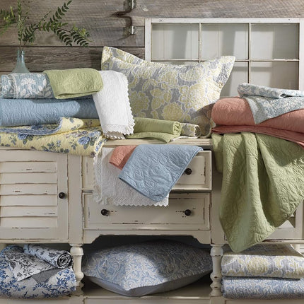 Laura Ashley Home Ruffle Garden Collection Quilt-100% Cotton, Ultra Soft, All Season Bedding, Reversible Stylish Coverlet, Twin, Cream (197783)