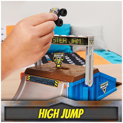 Monster Jam Mini Freestyle Flip Arena Playset and Storage with 2 Mini Trucks, Kids Toys for Boys and Girls Ages 3 and up