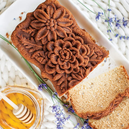 Nordic Ware Molde para Pan con Diseño de Flores Silvestres, Molde Original de Aluminio Fundido, Molde Bundt Cake con Diseño Floral, Molde para Tartas Fabricado en EE. UU., Color: Caramelo, Capacidad de 6 Tazas