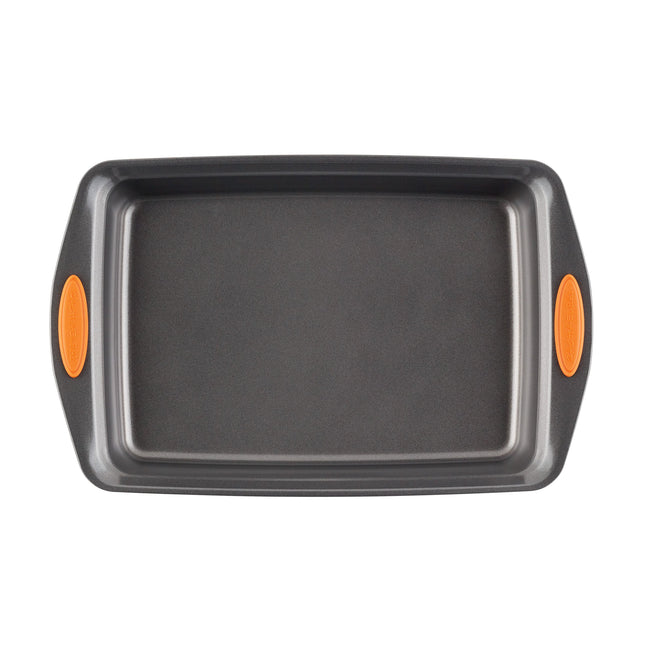 Rachael Ray Molde para hornear antiadherente de 9 x 13 pulgadas con tapa, gris con tapa y asas naranjas