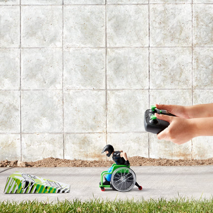 Hot Wheels RC Aaron Wheelz Wheelie Chair, silla de ruedas a control remoto con figura de Aaron "Wheelz" Fotheringham de motocross