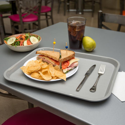 Plateau de cafétéria Carlisle FoodService Products Cafe Fast Food avec surface texturée pour cafétérias, restauration rapide et salles à manger, plastique, 35,5 x 45,7 cm, gris, (paquet de 12)