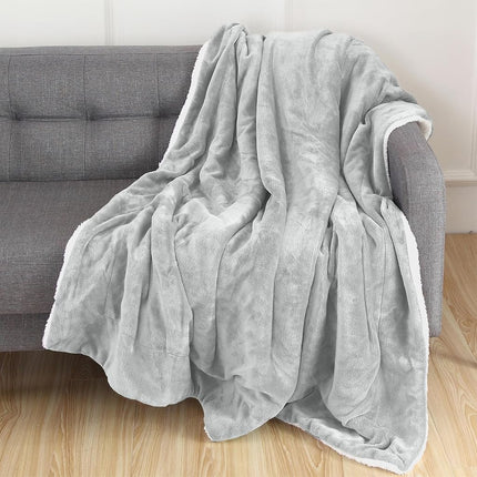 Manta Reversible Sherpa Sólida de Elegante Confort, Manta para Todas las Estaciones - Súper Suave, Acogedora y de Peluche - Manta Decorativa, Perfecta para Descansar, 50 x 60 pulgadas, Manta Sherpa Gris Plateado