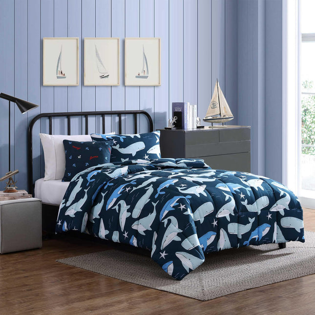 Nautica Kids - Juego de edredón completo/queen, ropa de cama suave con fundas de almohada a juego y cojín decorativo, decoración para el hogar de niños, certificado Oeko-Tex (Finnian Whales Navy, Full/Queen)