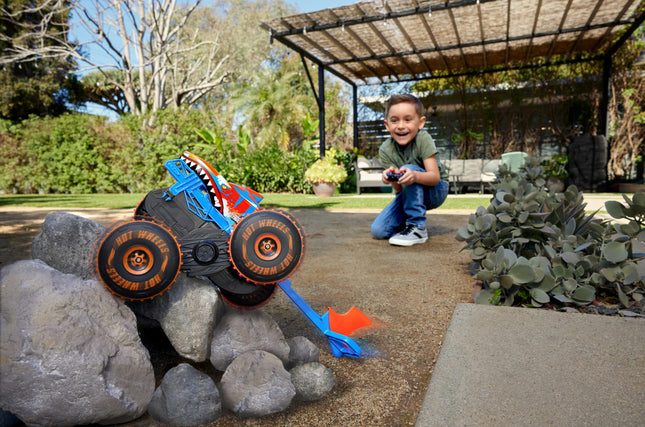 Hot Wheels Monster Trucks RC Tiger Shark Climber