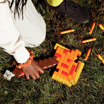Nerf Minecraft Firebrand, Dart Blasting Axe, 6 Elite Foam Darts, Design Inspired by Minecraft Axe in The Game, Pull Down Priming, Minecraft Toys