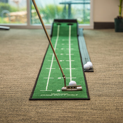 GoSports Pure Putt Golf Tapis de Practice de Golf de 2,7 m – Aide à l'Entraînement en Bois Haut de Gamme pour la Pratique du Putting à la Maison et au Bureau – Comprend 4 Balles de Golf – Noir