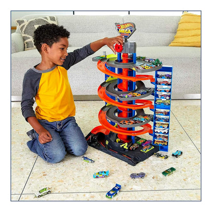 Pista de juguete Hot Wheels Mega Garaje, almacena más de 60 vehículos, incluye 1 vehículo de fundición (Mattel GTT95)