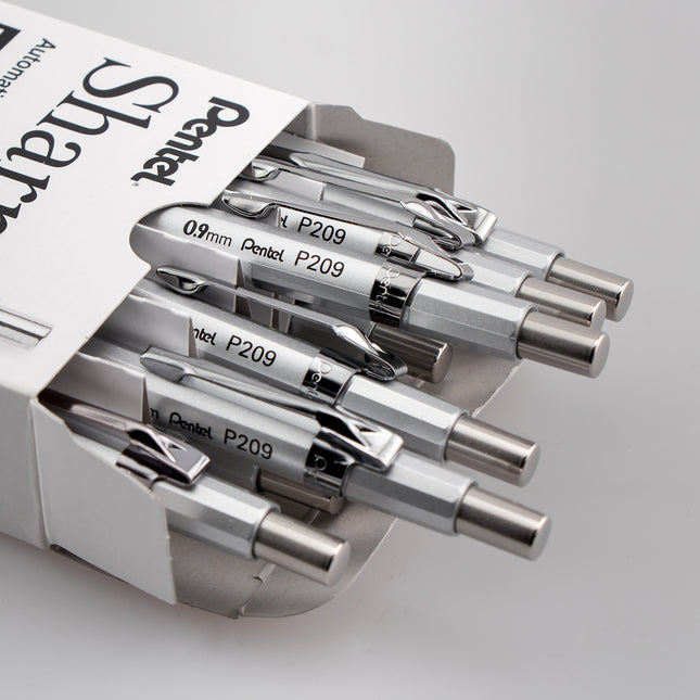Portaminas Pentel Sharp, (0.9mm), barril plateado metálico, caja de 12 (P209Z)