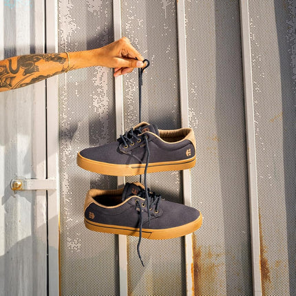 Etnies Jameson 2 Eco Sustainable Skate Style, Reinforced Cupsole, Cushioned Feel, Everyday Sneakers, Vegan - Navy/Gum/Gold - 7,5