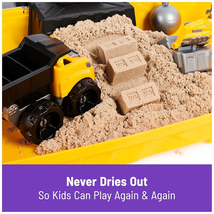 Kinetic Sand, Construction Site Folding Sandbox with 2lbs Play Sand & Toy Truck, Storage Case, Sensory Toys, for Kids Ages 3 and up