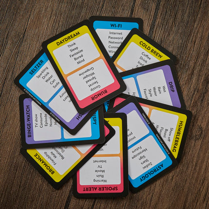 Juego Clásico Tabú de Hasbro Gaming, Juego de Adivinar Palabras para Fiestas para Adultos y Adolescentes, Juego de Mesa para 4+ Jugadores de 13 Años en Adelante