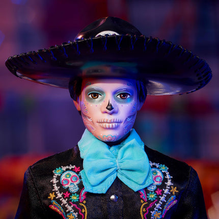 Muñeco Ken de Colección Barbie Signature 2024 Día de Muertos con Traje Negro y Acentos Celeste, Sombrero y Accesorios de Cinturón, HRM73