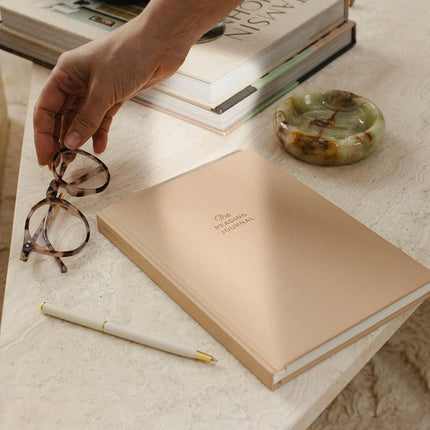 KUNITSA CO. The Reading Journal - 52 reviews. Book Journal for Book Lovers & Readers. Review and Track Your Reading (Beige)