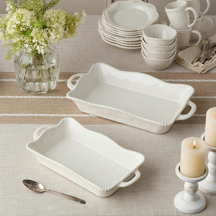 Perlette Cremosa, Fuente Rectangular Mediana de Cerámica – 41.28 x 21.59 cm Elegante Vajilla de Gres con Borde Festoneado y Borde de Cuentas – Fuente de Horno a Mesa para Guisos, Asados y Entretenimiento Diario