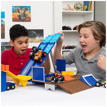 Monster Jam, Official 2-in-1 Transforming Hauler Playset with Exclusive 1:64 Scale El Toro Loco Die-Cast Monster Truck