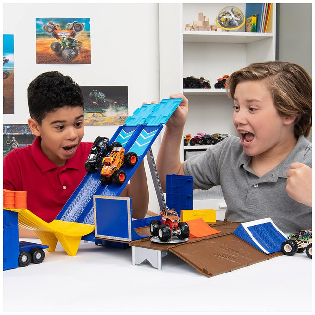 Monster Jam, Official 2-in-1 Transforming Hauler Playset with Exclusive 1:64 Scale El Toro Loco Die-Cast Monster Truck