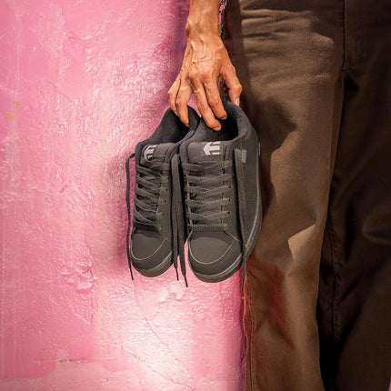 Etnies Kingpin Classic Skate Heritage Fashion Style with on-Trend Puffy Look, Reinforced Cupsole, Cushioned Fit, Everyday Sneakers Black