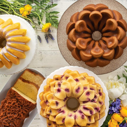 Nordic Ware Molde para Pan con Diseño de Flores Silvestres, Molde Original de Aluminio Fundido, Molde Bundt Cake con Diseño Floral, Molde para Tartas Fabricado en EE. UU., Color: Caramelo, Capacidad de 6 Tazas