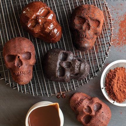 Nordic Ware Skull Cakelet Pan, 3D Cast Aluminium Bundt Tin, Bundt Cake Tin with Skull Pattern, Cake Mould, Bronze