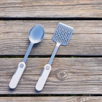 Stanley Wildfare Pro – Set d'ustensiles pliant en acier inoxydable | Spatule et cuillère pliantes | Ustensiles de cuisson d'extérieur compacts | Essentiels de camping pour votre cuisine de camp | Sans BPA | Pebble & Stone pâle