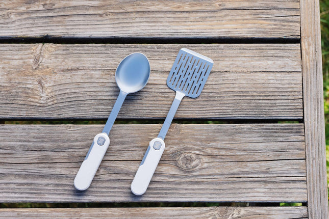 Stanley Wildfare Pro – Set d'ustensiles pliant en acier inoxydable | Spatule et cuillère pliantes | Ustensiles de cuisson d'extérieur compacts | Essentiels de camping pour votre cuisine de camp | Sans BPA | Pebble & Stone pâle