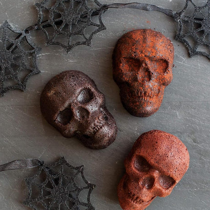 Nordic Ware Skull Cakelet Pan, 3D Cast Aluminium Bundt Tin, Bundt Cake Tin with Skull Pattern, Cake Mould, Bronze