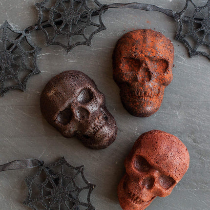 Nordic Ware Skull Cakelet Pan, 3D Cast Aluminium Bundt Tin, Bundt Cake Tin with Skull Pattern, Cake Mould, Bronze