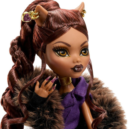 Poupée Monster High, collection Clawdeen Wolf House of Wolf avec manteau en jacquard de fausse fourrure, robe-blazer violette, pantabottes et accessoires dorés