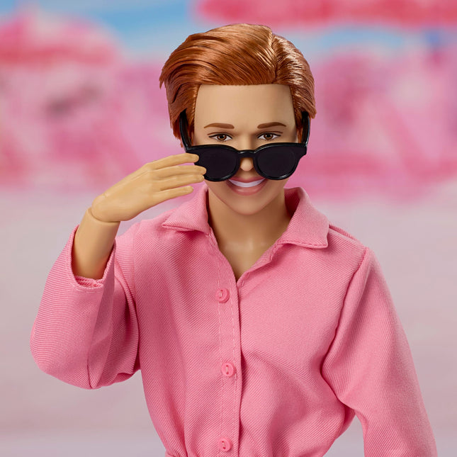 Barbie La Película Muñeco Coleccionable de Allan, Michael Cera como Allan con 2 Atuendos de Película Intercambiables, Traje Rosa y Conjunto de Playa de Rayas Azules con Gafas de Sol, JBJ42