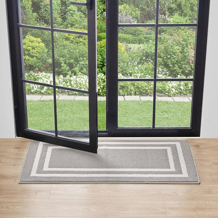 Nautica – Tapis de Couloir | Tapis de Couloir d'Intérieur et Tapis d'Entrée | Paillasson Antidérapant pour Entrée et Cuisine | Tapis d'Entrée Lavable en Machine | 2'2" x 3'9" | Double Bordure Gris Clair